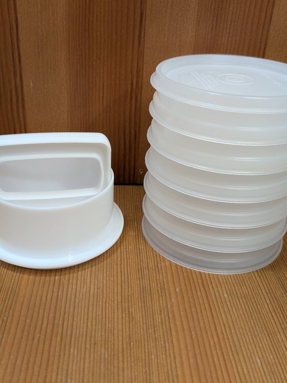 Tupperware Lot (6) Quarter Pounder Hamburger Keepers 882 w/Ring, Press & Lid EUC